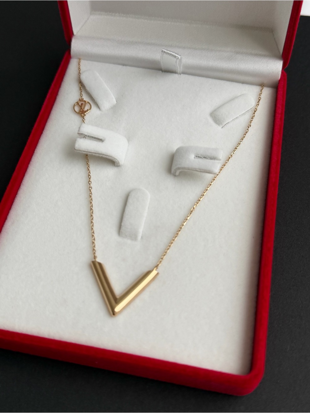 18 Karat Solid Gold V-Shaped Necklace
🌟Louis-Vuitton🌟 i.n.s.p.i.r.e.d